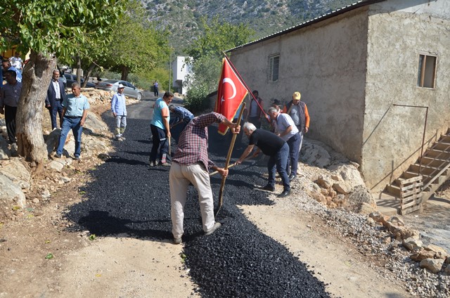 Başkan, okuduğu köyün yolunu asfaltladı