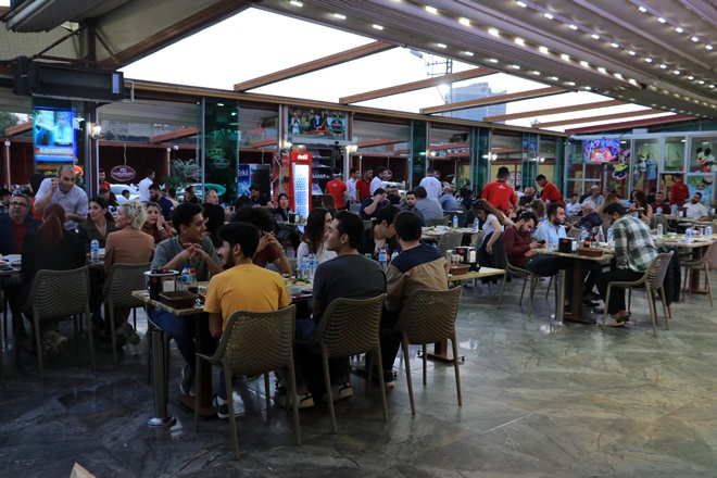 İFTARDA ADANALILAR KEBAPÇILARA AKIN ETTİ