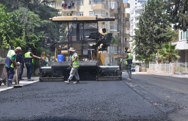 ÇUKUROVA’DA ASFALT ÇALIŞMALARI ARALIKSIZ SÜRÜYOR