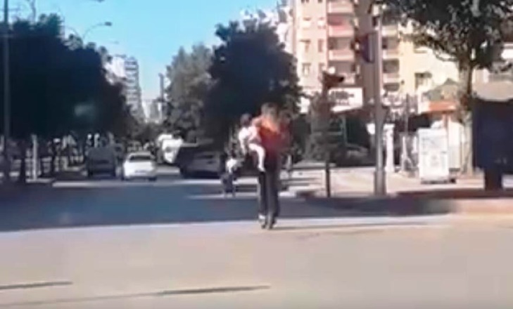 ÖLÜMLERE NEDEN OLAN SCOOTERDA BEBEĞİNİ TAŞIDI