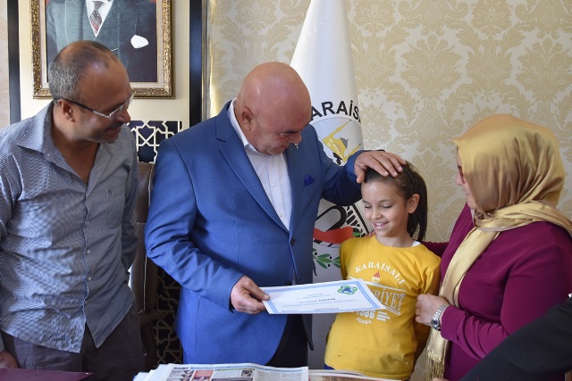 ÇEVREYE DUYARLI ÖĞRENCİYİ BAŞKAN ASLAN MAKAMINDA AĞIRLADI