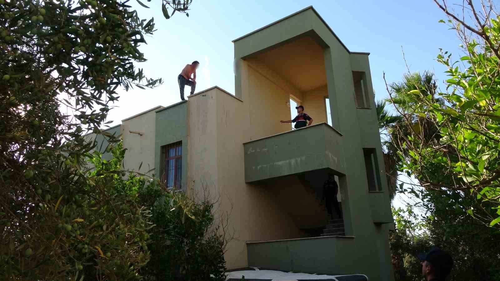 ANTALYA’NIN MANAVGAT İLÇESİNDE  OTELDE GÜVENLİK OLARAK ÇALIŞAN BİR ŞAHIS 3 KATLI OTEL LOJMANININ ÇATISINA ÇIKARAK ELİNDEKİ USTURA İLE VÜCUDUNA KESİKLER ATTI. AYRILDIĞI KARISI GELMEDEN AŞAĞIYA İNMEYECEĞİNİ SÖYLEYEN ŞAHIS 3 SAATLİK GÖRÜŞMENİN ARDINDAN İKNA EDİLDİ.