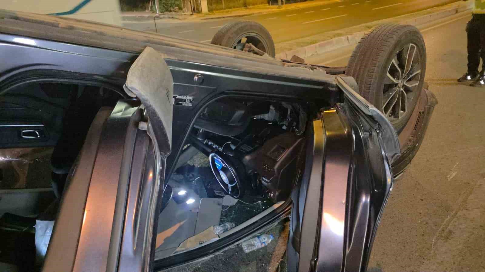 ANTALYA’NIN MURATPAŞA İLÇESİNDE VİRAJI ALAMAYAN OTOMOBİL KONTROLDEN ÇIKARAK PARK HALİNDEKİ ARACA ÇARPTIKTAN SONRA TAKLA ATTI. KAZADA ARAÇ SÜRÜCÜ YABANCI UYRUKLU KADIN YARALANDI.