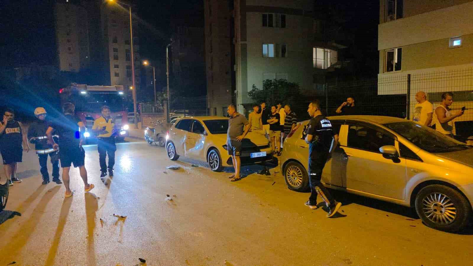ANTALYA’NIN MURATPAŞA İLÇESİNDE SÜRÜCÜSÜNÜN DİREKSİYON HAKİMİYETİNİ KAYBETTİĞİ OTOMOBİL TAKLA ATARAK PARK HALİNDEKİ 4 ARACA ÇARPTI. KAZADA ARAÇ SÜRÜCÜSÜ YARALANDI.