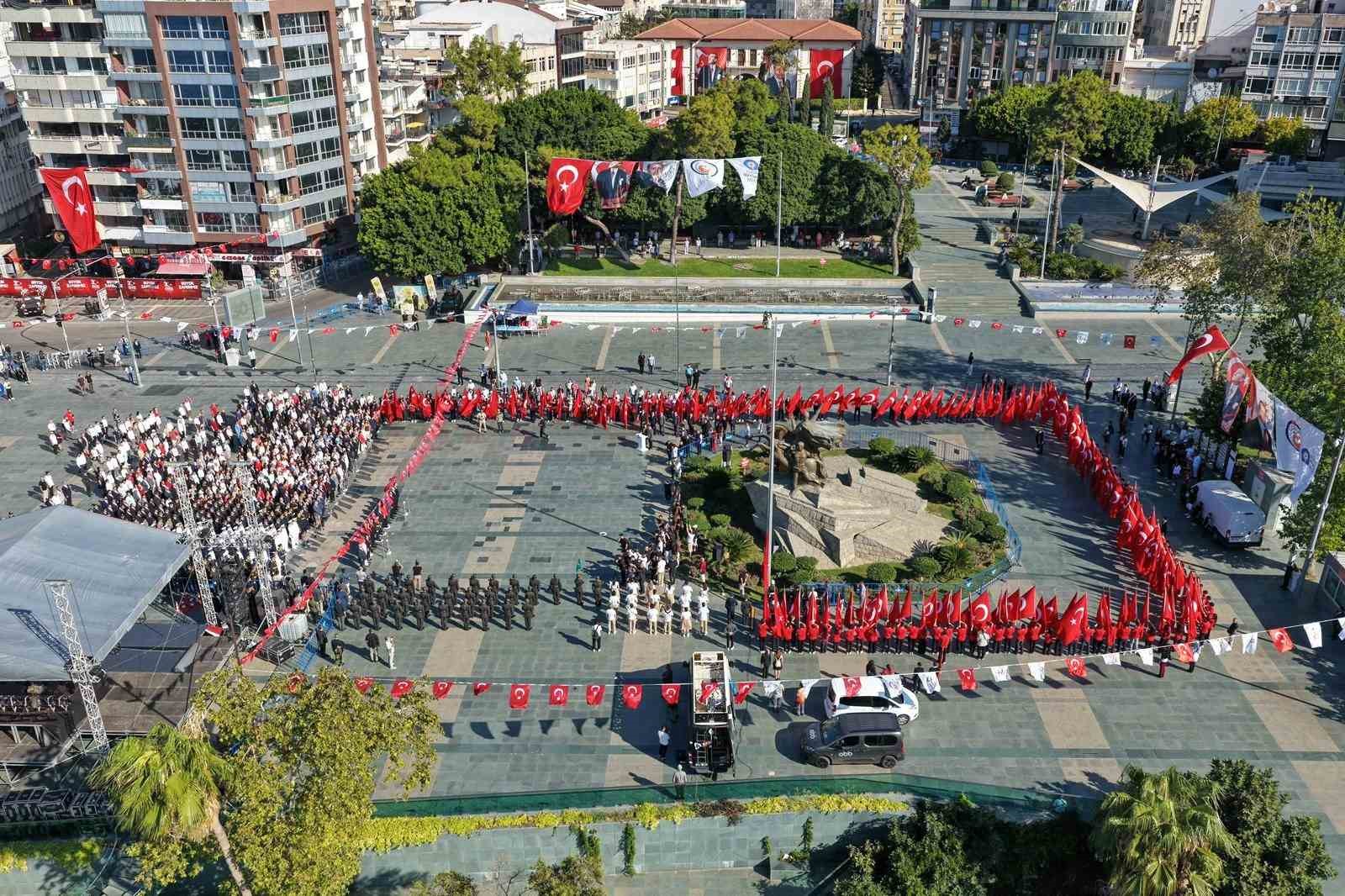 ANTALYA'DA 30 AĞUSTOS ZAFER BAYRAMI'NIN 104. YILI CUMHURİYET MEYDANI'NDA DÜZENLENEN ÇELENK SUNUMU VE GEÇİT TÖRENİYLE KUTLANDI.