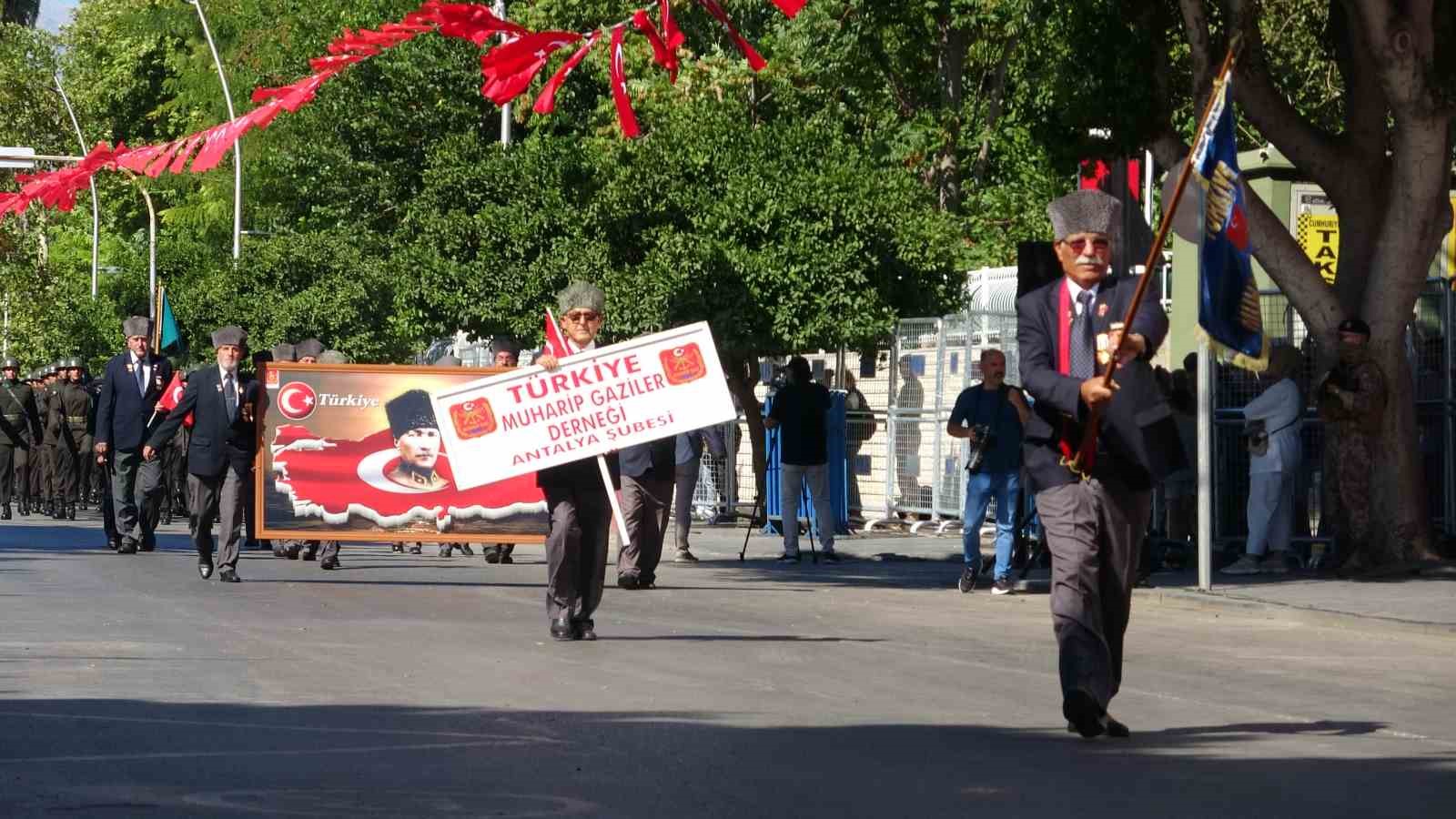 ANTALYA'DA 30 AĞUSTOS ZAFER BAYRAMI'NIN 104. YILI CUMHURİYET MEYDANI'NDA DÜZENLENEN ÇELENK SUNUMU VE GEÇİT TÖRENİYLE KUTLANDI.