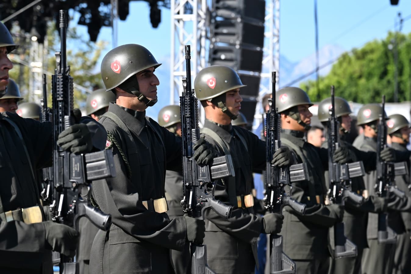 ANTALYA'DA 30 AĞUSTOS ZAFER BAYRAMI'NIN 104. YILI CUMHURİYET MEYDANI'NDA DÜZENLENEN ÇELENK SUNUMU VE GEÇİT TÖRENİYLE KUTLANDI.