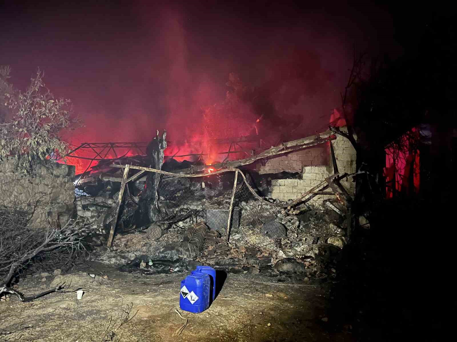 MUĞLA'NIN SEYDİKEMER İLÇESİNDE BAŞLAYARAK ŞİDDETLİ RÜZGARIN ETKİSİYLE KAŞ'A SIÇRAYAN YANGIN BÜYÜK ÖLÇÜDE KONTROL ALTINA ALINIRKEN, YANGININ ARDINDAN ZARAR GÖREN EV, AHIR, SERA VE BAHÇELERDE HASARIN BOYUTU ORTAYA ÇIKMAYA BAŞLADI. YANGINDA EVİ YANAN RAMAZAN SARI, "DÖRT EVLAT BÜYÜTTÜM. O AĞAÇLARA EVLATLARIMDAN FAZLA ÖNEM VERMİŞTİM" DEDİ.