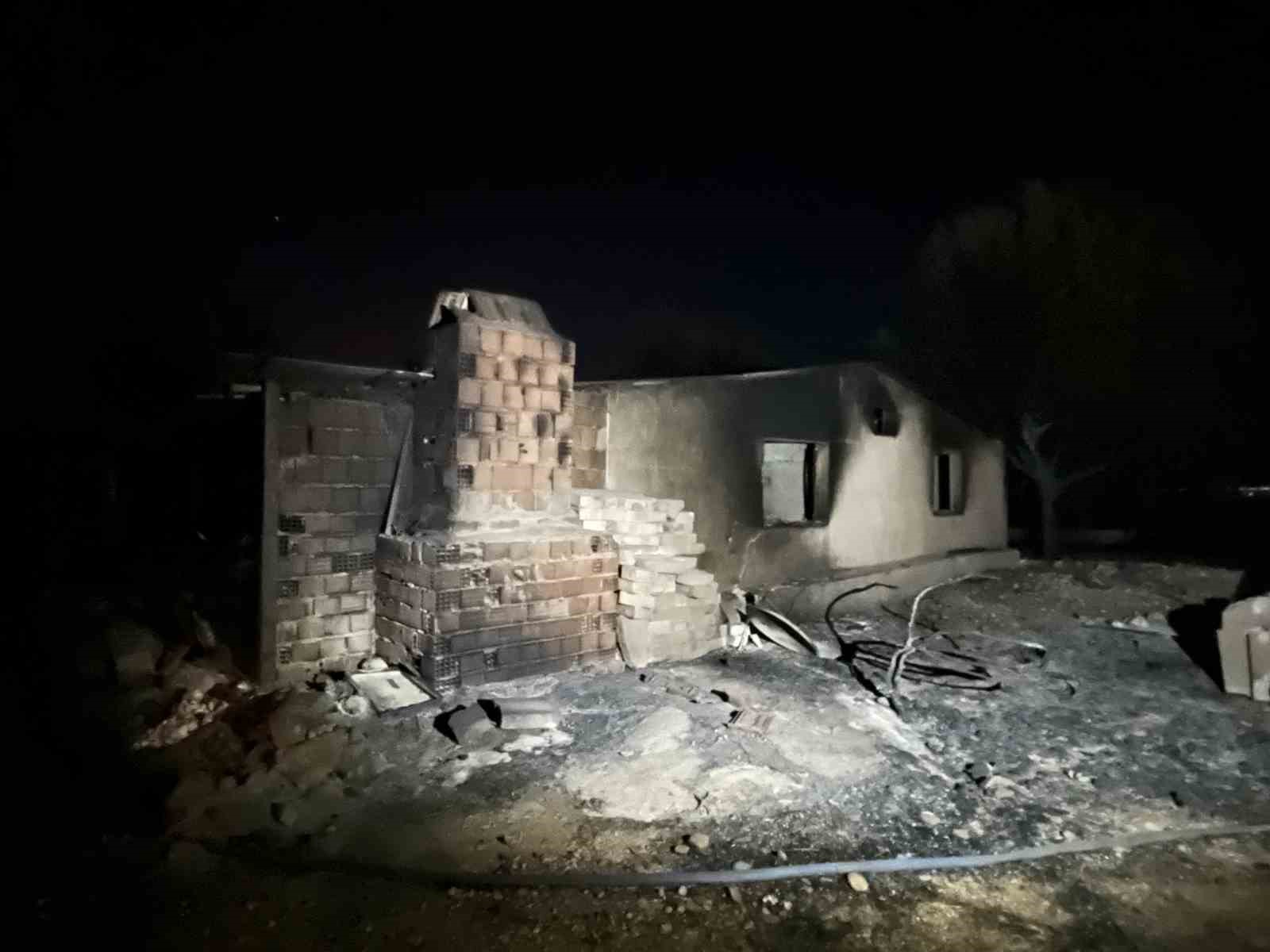 MUĞLA'NIN SEYDİKEMER İLÇESİNDE BAŞLAYARAK ŞİDDETLİ RÜZGARIN ETKİSİYLE KAŞ'A SIÇRAYAN YANGIN BÜYÜK ÖLÇÜDE KONTROL ALTINA ALINIRKEN, YANGININ ARDINDAN ZARAR GÖREN EV, AHIR, SERA VE BAHÇELERDE HASARIN BOYUTU ORTAYA ÇIKMAYA BAŞLADI. YANGINDA EVİ YANAN RAMAZAN SARI, "DÖRT EVLAT BÜYÜTTÜM. O AĞAÇLARA EVLATLARIMDAN FAZLA ÖNEM VERMİŞTİM" DEDİ.