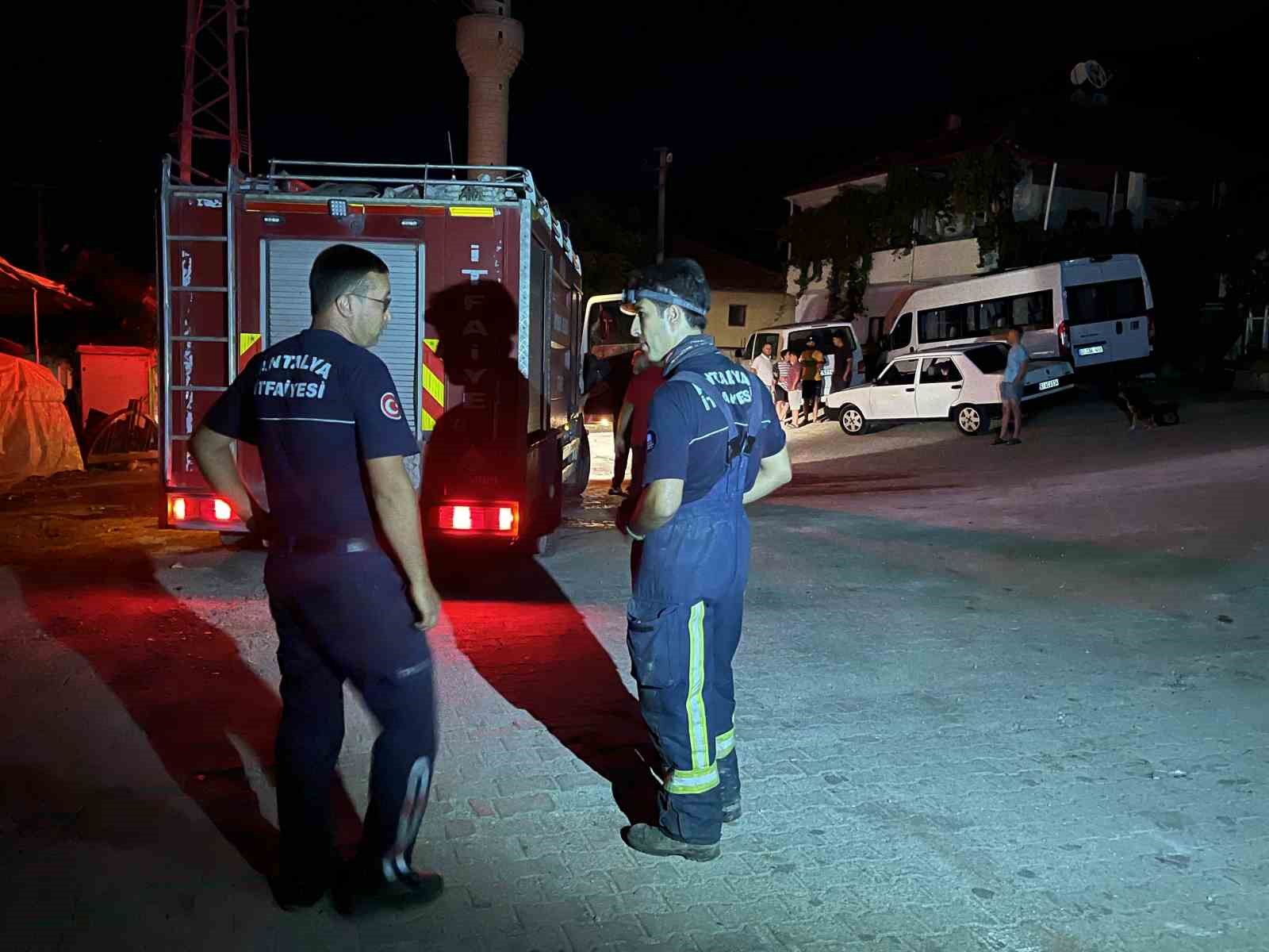 MUĞLA'NIN SEYDİKEMER İLÇESİNDE BAŞLAYARAK ŞİDDETLİ RÜZGARIN ETKİSİYLE KAŞ'A SIÇRAYAN YANGIN BÜYÜK ÖLÇÜDE KONTROL ALTINA ALINIRKEN, YANGININ ARDINDAN ZARAR GÖREN EV, AHIR, SERA VE BAHÇELERDE HASARIN BOYUTU ORTAYA ÇIKMAYA BAŞLADI. YANGINDA EVİ YANAN RAMAZAN SARI, "DÖRT EVLAT BÜYÜTTÜM. O AĞAÇLARA EVLATLARIMDAN FAZLA ÖNEM VERMİŞTİM" DEDİ.